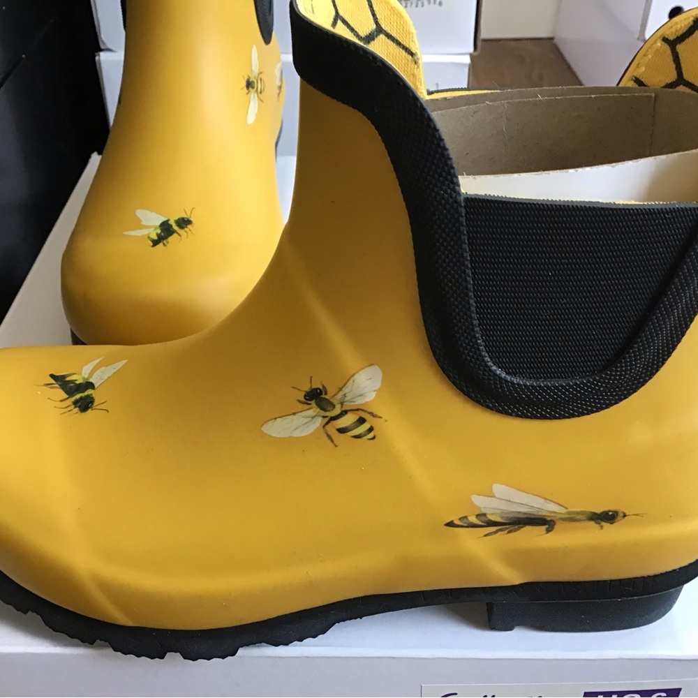 Galleria Enterprises, Inc. Yellow Bee Print Winter Boots